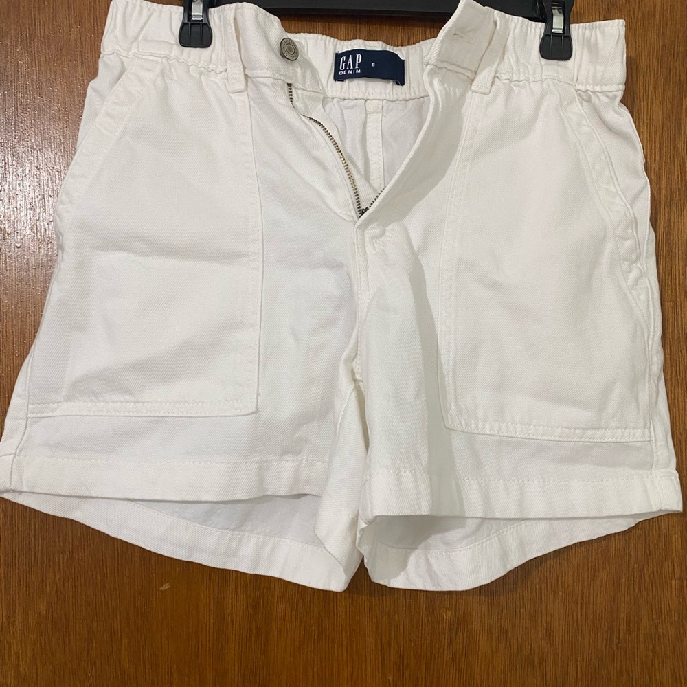 GAP Women's Cream Cargo Shorts